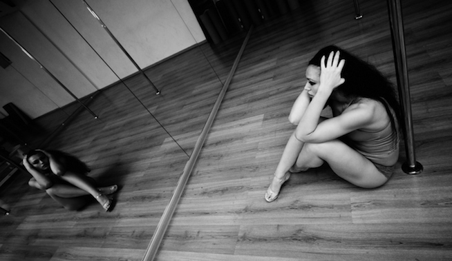 woman-hates-body
