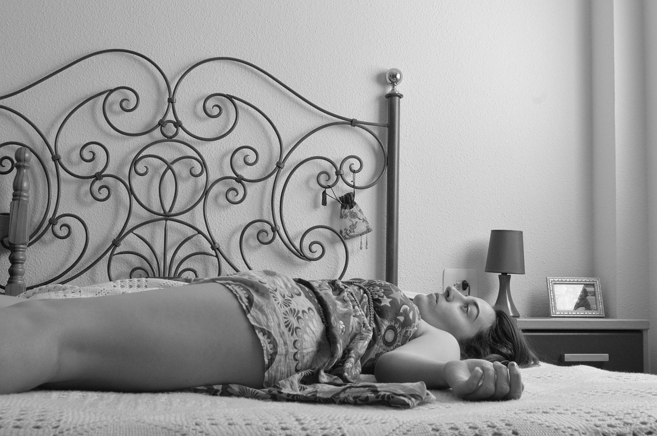 woman-lying-down-1217184_1280