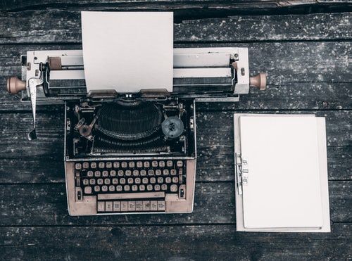 writing photo-1533040038109-9b1fb74bb5d3