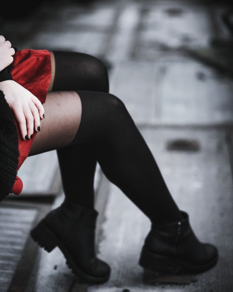 Goth black boots just legs jan-szwagrzyk-574827-unsplash.jpg